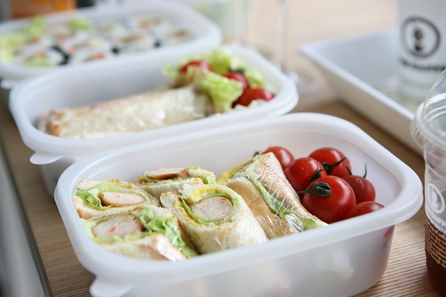 How to Clean a Lunch Box Top Guides